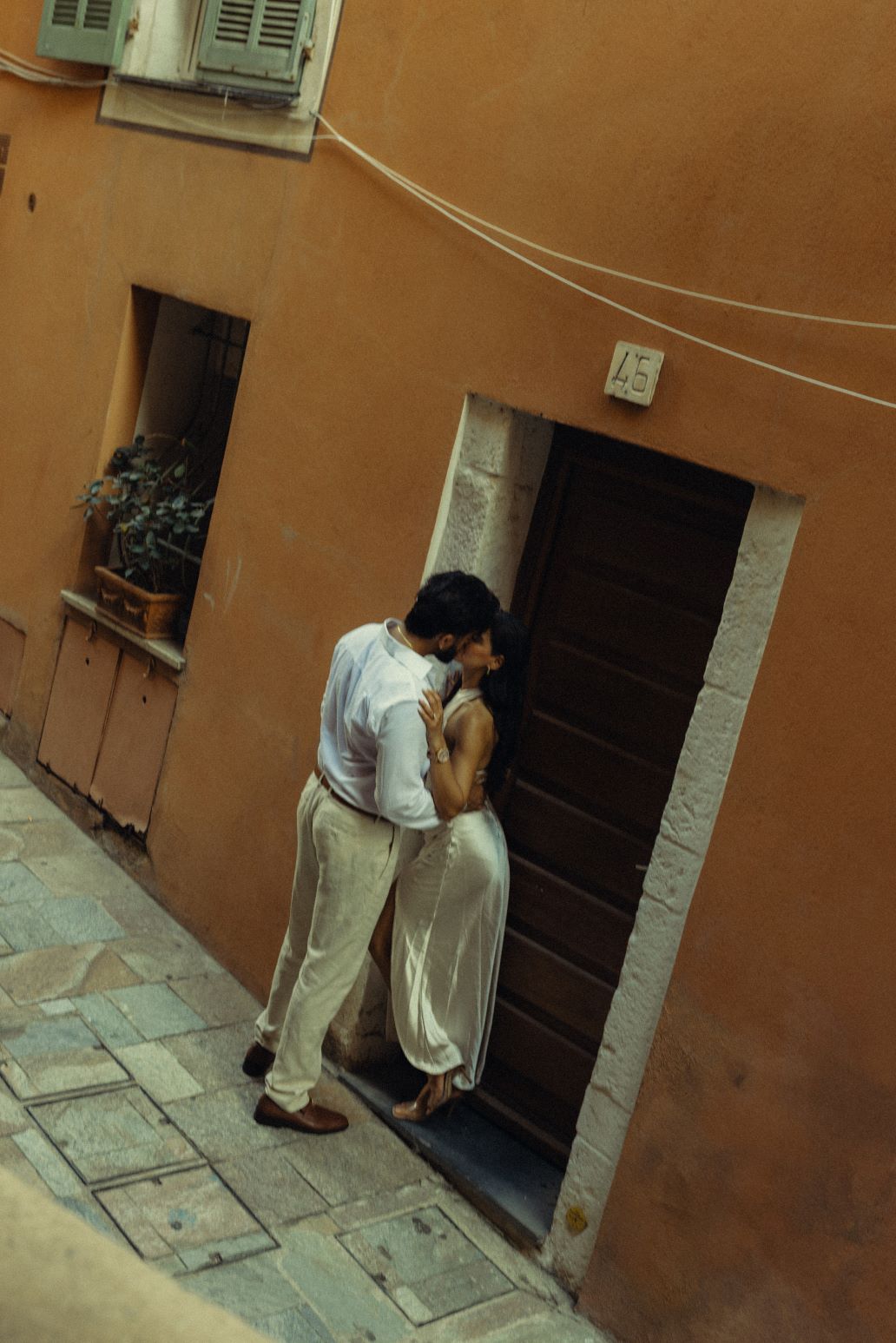 Image de deux mains se tenant, avec une bague au doigt de la femme