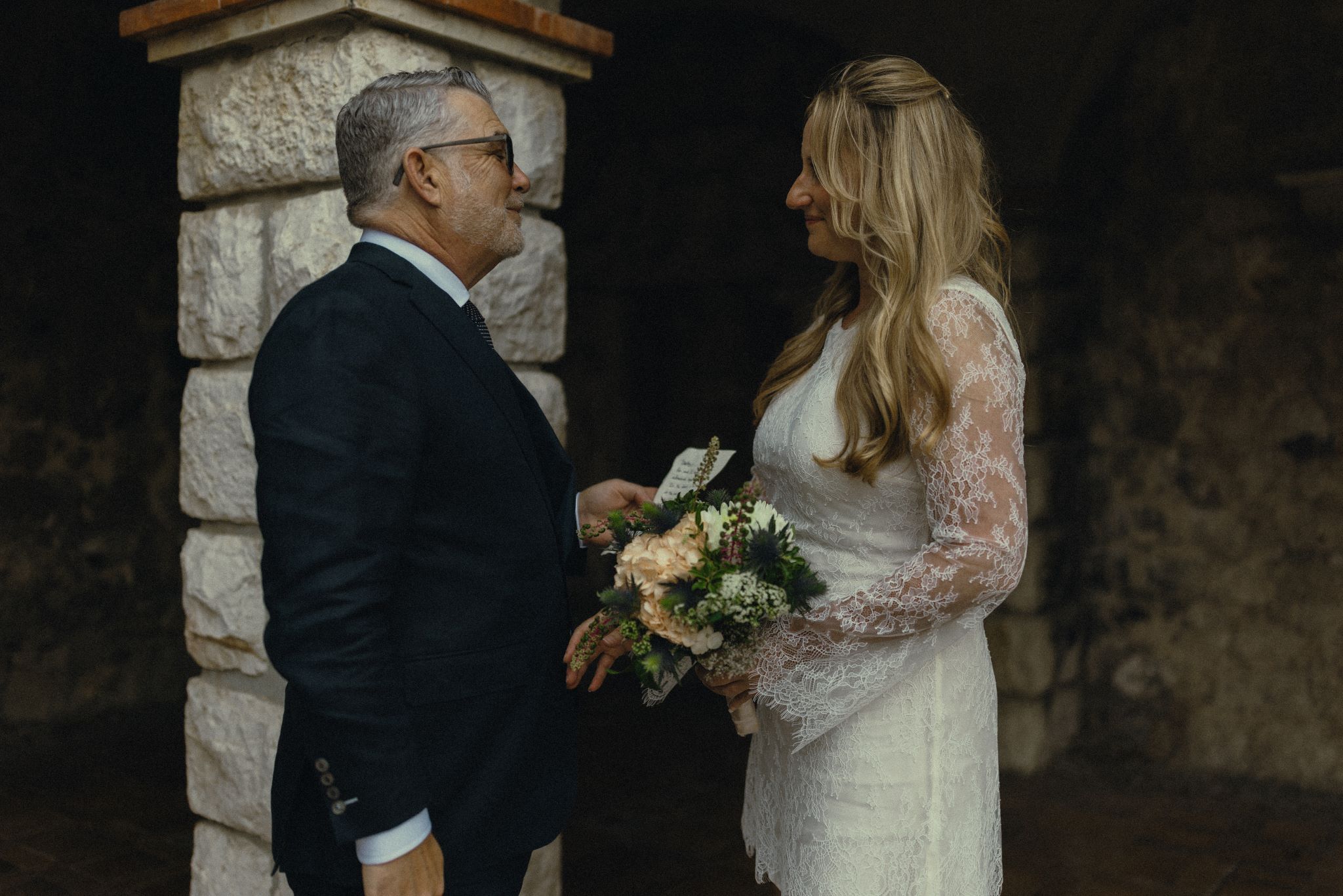 Image de deux mains se tenant, avec une bague au doigt de la femme