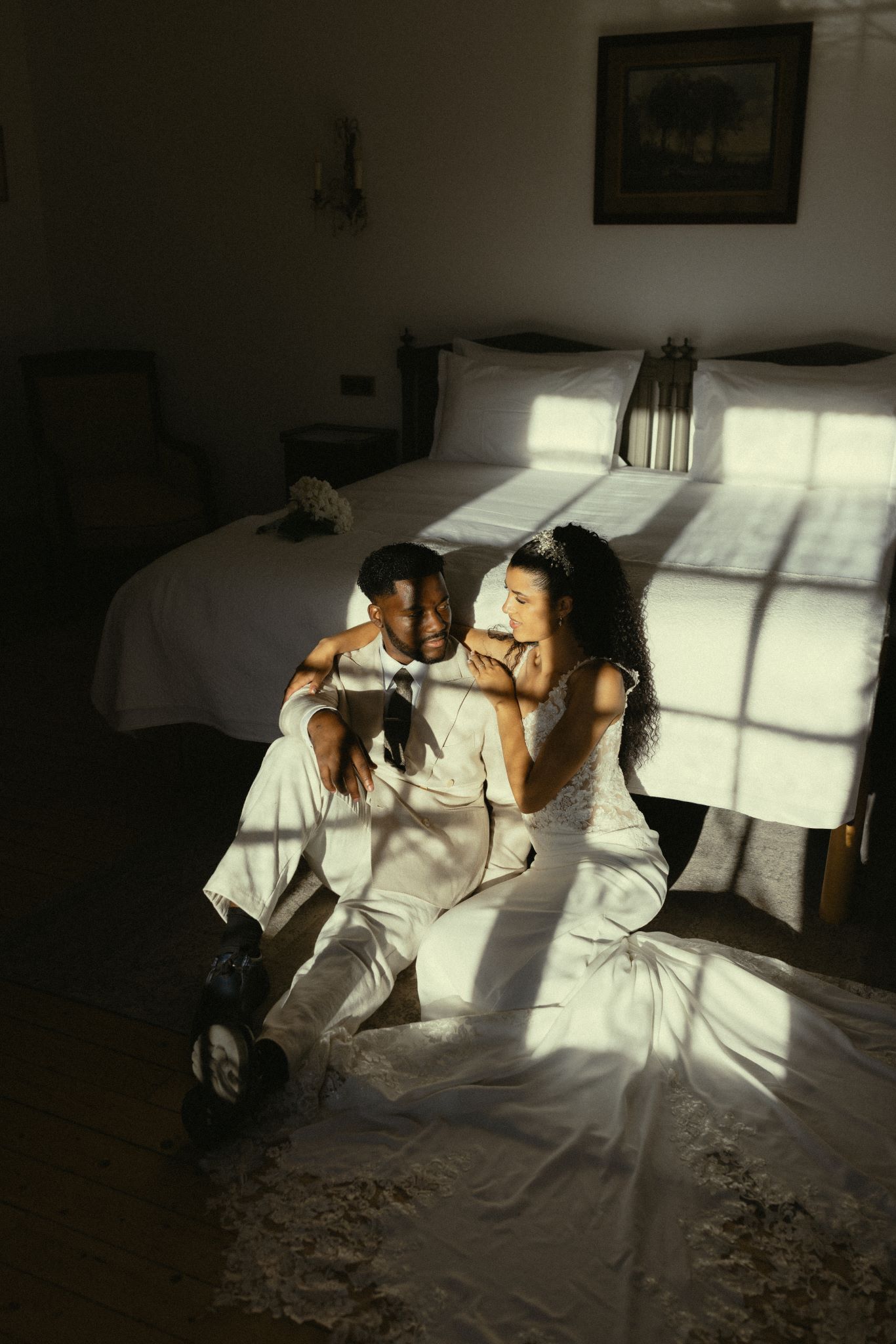 Image d'un couple souriant, nez contre nez