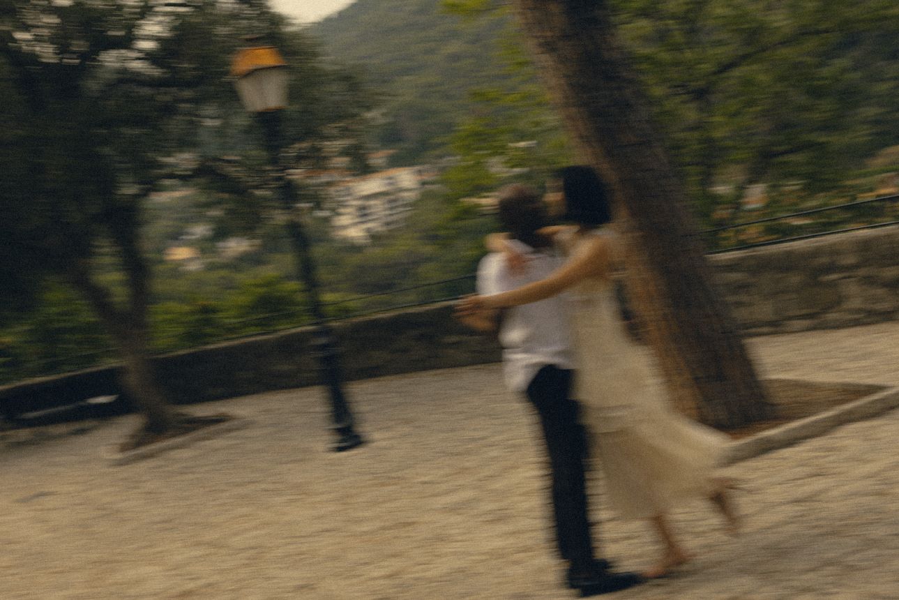 Image de deux mains se tenant, avec une bague au doigt de la femme