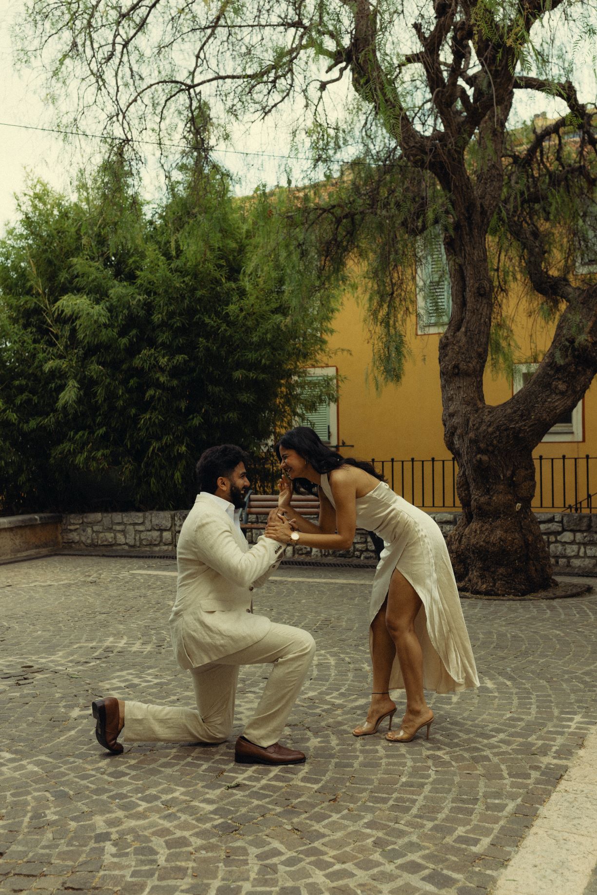 Image d'un couple souriant, nez contre nez