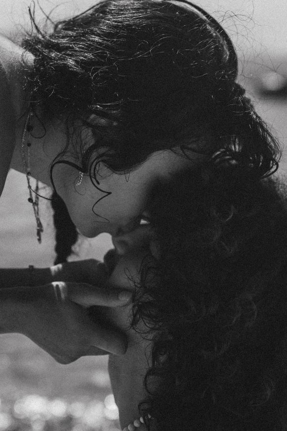 Image noir et blanc d'un couple se regardant en souriant