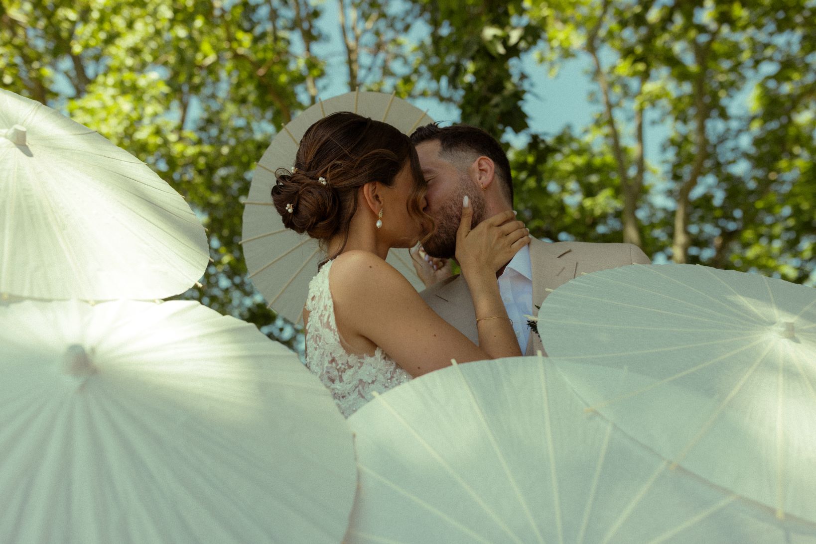 Couple se regardant dans les yeux