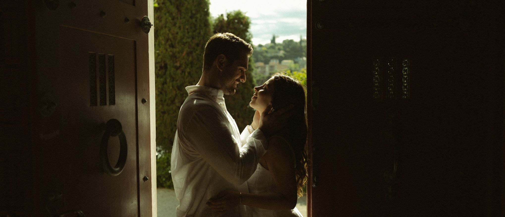Couple marié avec la femme reposant sa tête sur l'homme