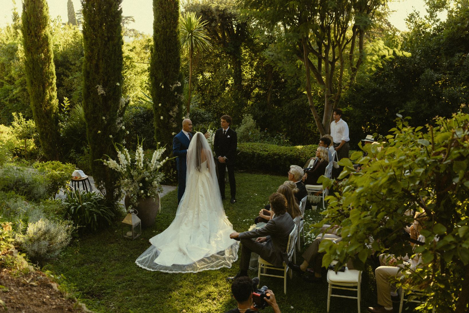 Elopement dans une allée en pierre